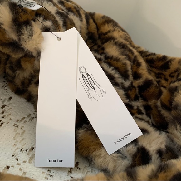 *NWT* Calvin Klein Leo Faux Fur Infinity Loop - Picture 5 of 8